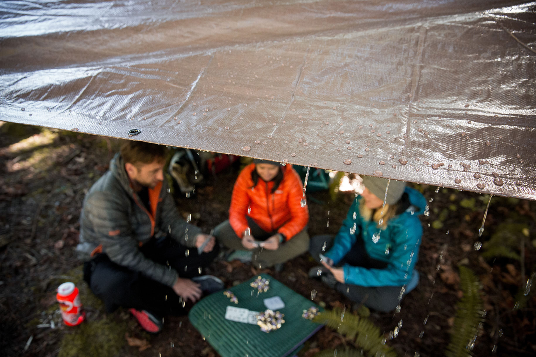 cắm trại dưới mưa